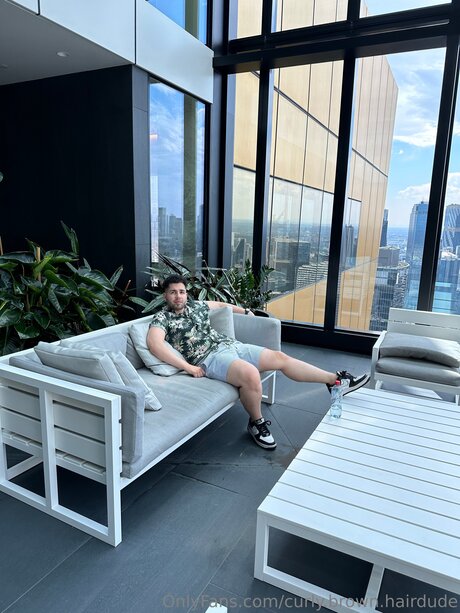 Curly Brown Hairdude schöne schöne archiv