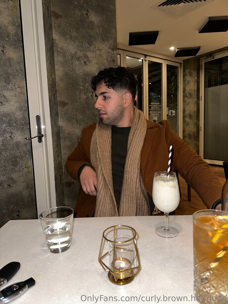 Curly Brown Hairdude sexy kostenlose bild