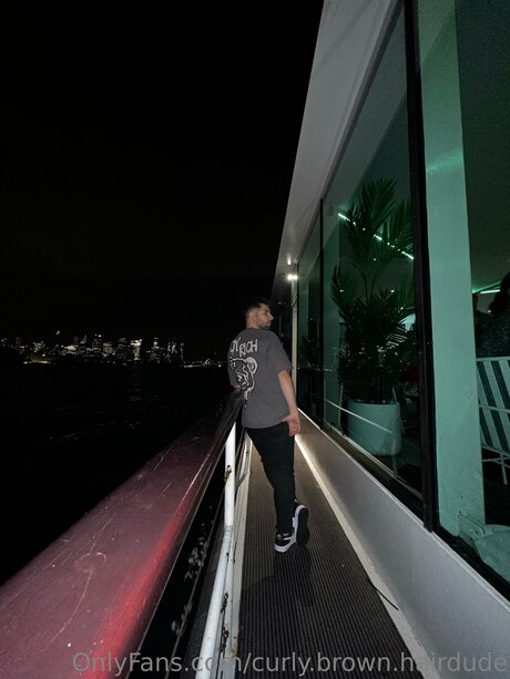 Curly Brown Hairdude exklusive akt archiv