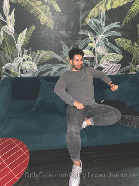 Curly Brown Hairdude Profilbild