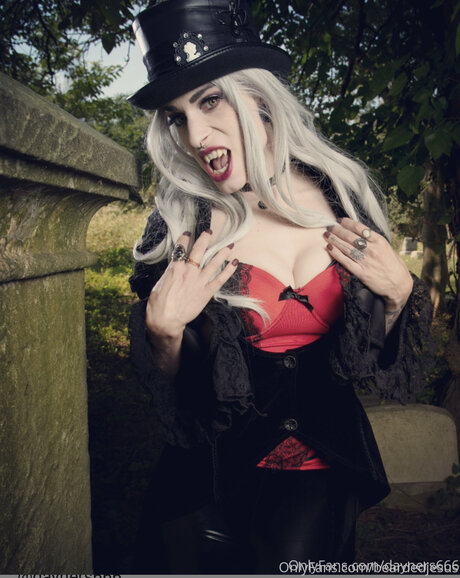 Beardedjesus nackt kunst bild