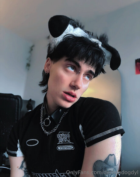 Demondogdyl model nackten bild