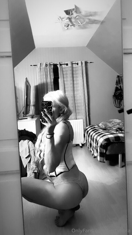 Bertyhora pornostar nacktheit foto