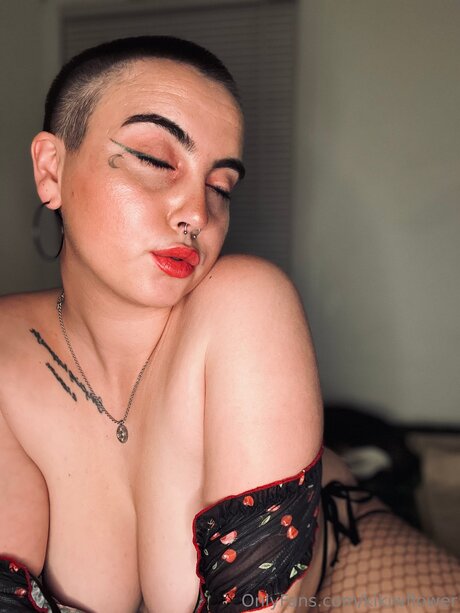 Kikiwflower sexy nackte galerien