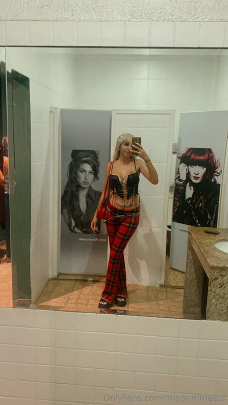 Miy Summeers erwachsene sexy bilder