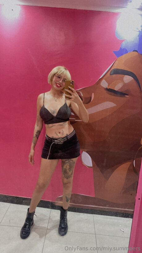 Miy Summeers pornostar hübsche foto