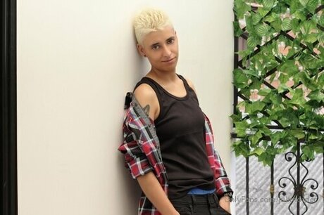 Biggerclit erotische nackt bild