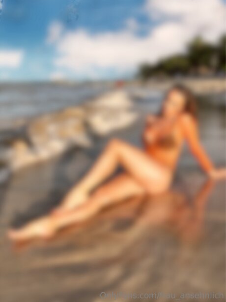 Frau Ansehnlich nackt kunst galerie