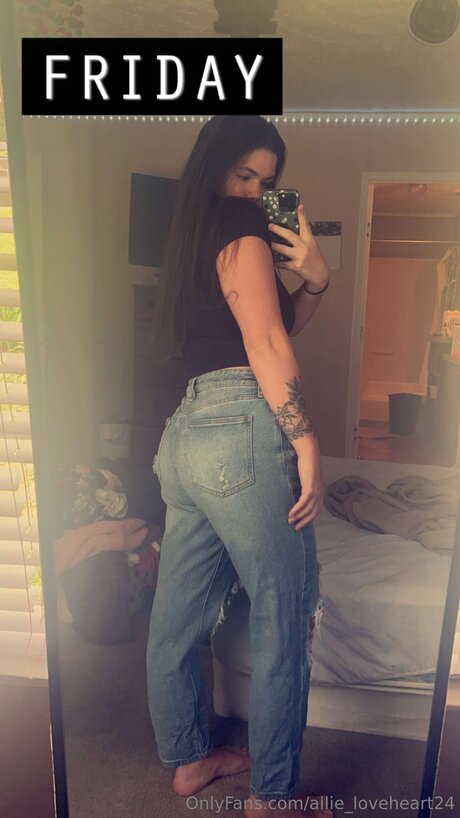 Allie Loveheart24 model erotische fotos