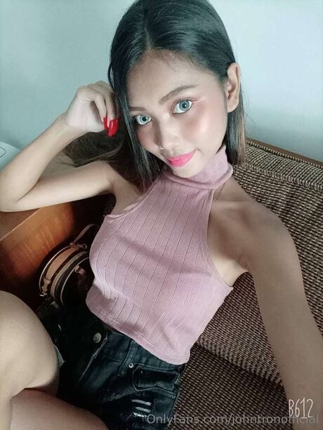 Johntronofficial model top bild