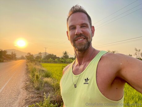 Simonsaysfree erwachsene heiße bild