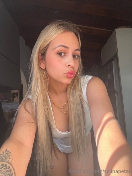 Selinapetal model erwachsene fotos