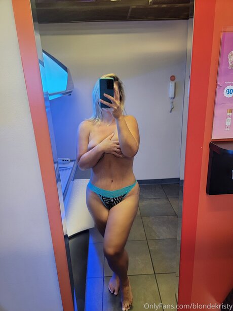 Blondekristy nette pornostar foto