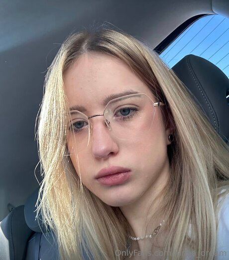 Lunaa Dream nackt akt galerien