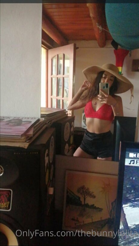 Sexybunnylola schauspielerin nackt foto