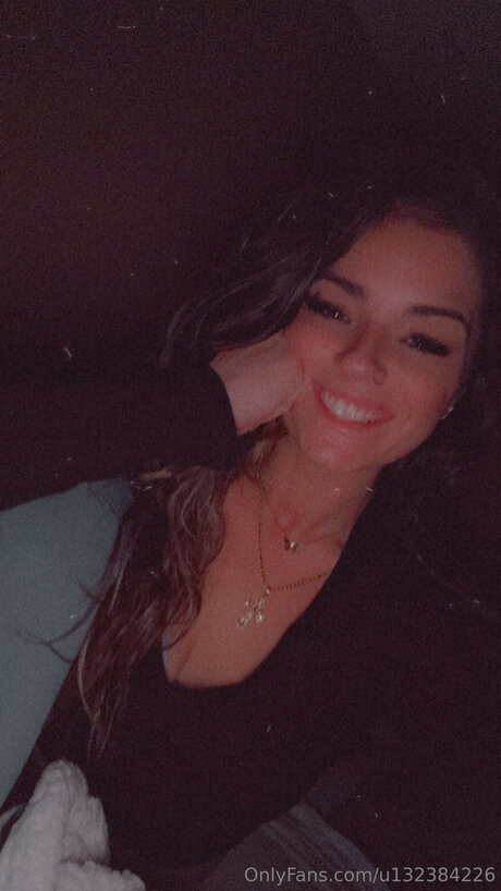 U132384226 model exklusive bilder