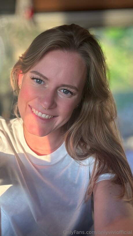 Onlyviviofficial pornostar akt bild
