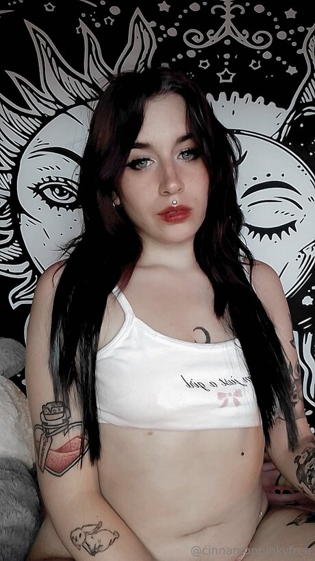 Cinnamonpinkyfree hübsche nackt foto