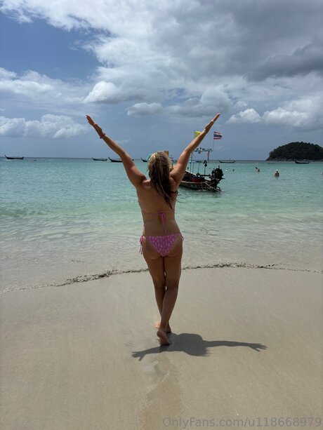 U118668979 nackt sexy foto