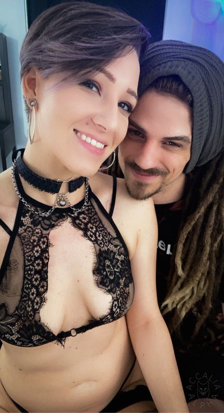 Accalia Alpha heiße erwachsene bild