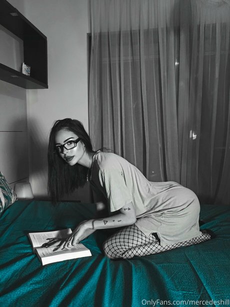 Mercedes Hill nackt top foto