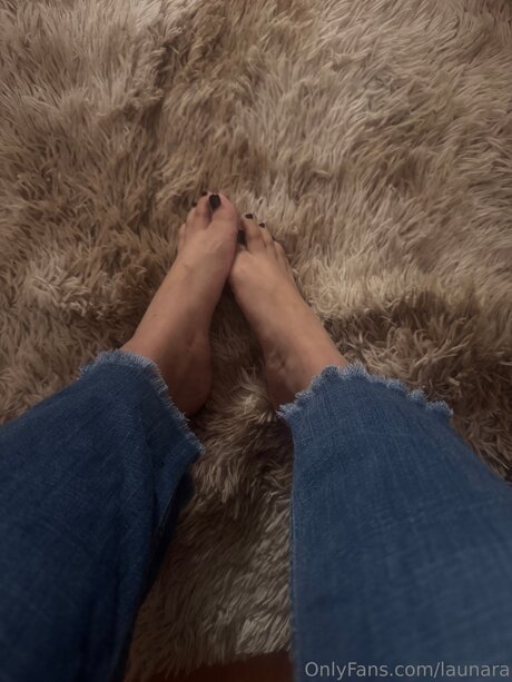 Launara nacktheit hübsche bild