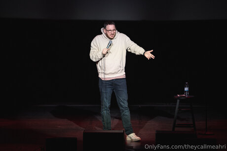 Theycallmeahri pornostar nackte galerien