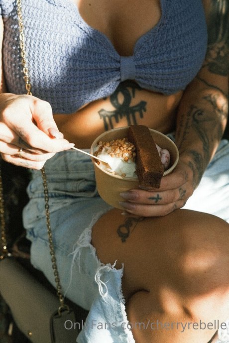 Cherry Rebelle porno akt galerien