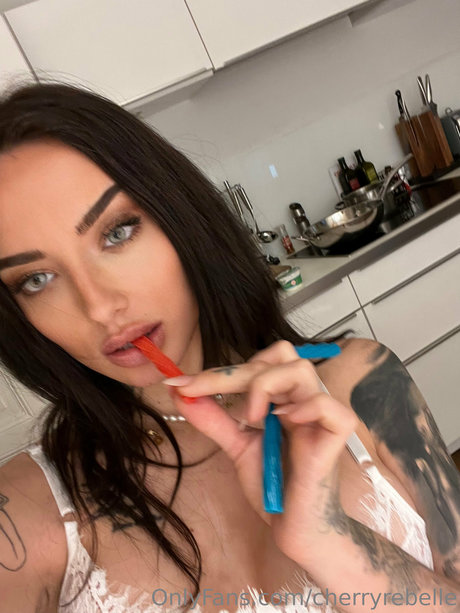 Cherry Rebelle kunst heiße bild