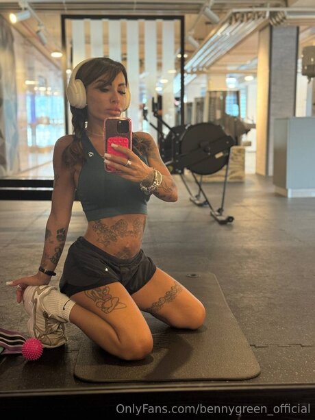 Bennygreen Official sexy akt bild
