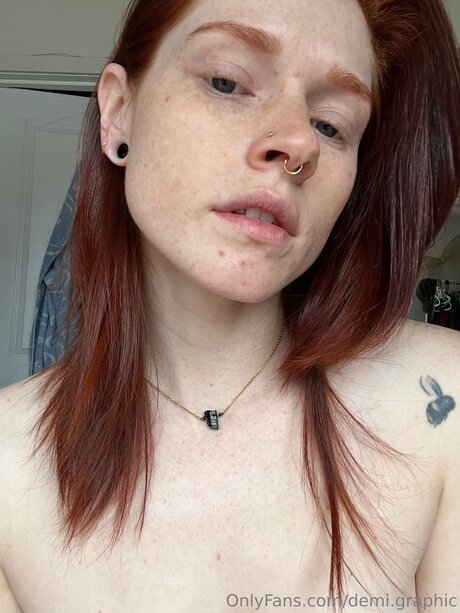 Demi Graphic xxx akt bild