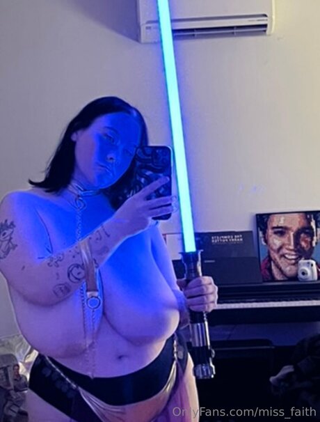 Miss Faith nackt perfekte fotos