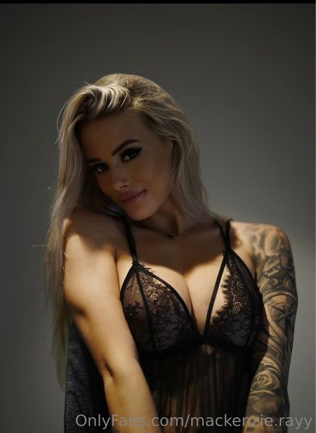 Mackenzie Ray_ perfekte akt bild