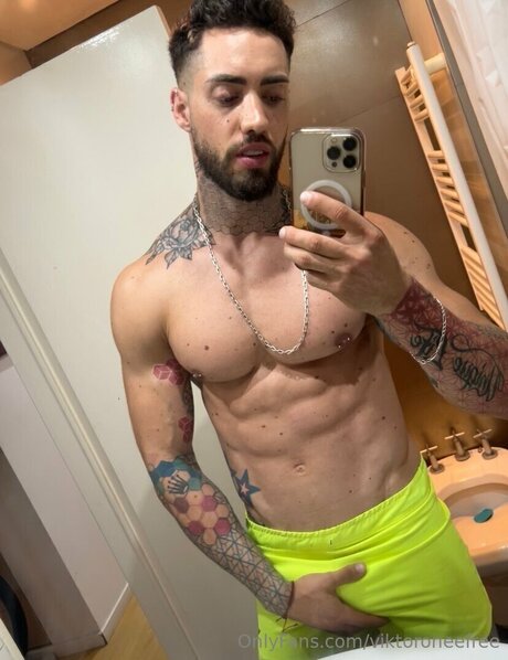 Viktoroneefree erotische akt galerie