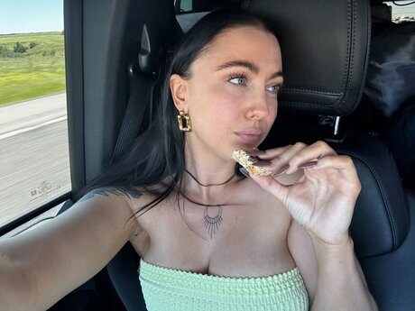 Dakotahblue schauspielerin perfekte bild