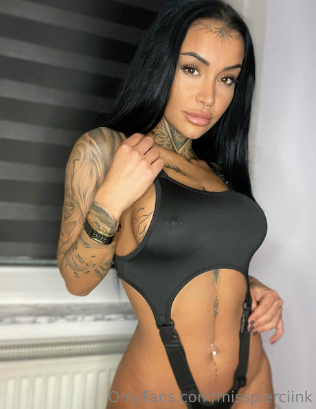 Misspierciink perfekte hübsche archiv