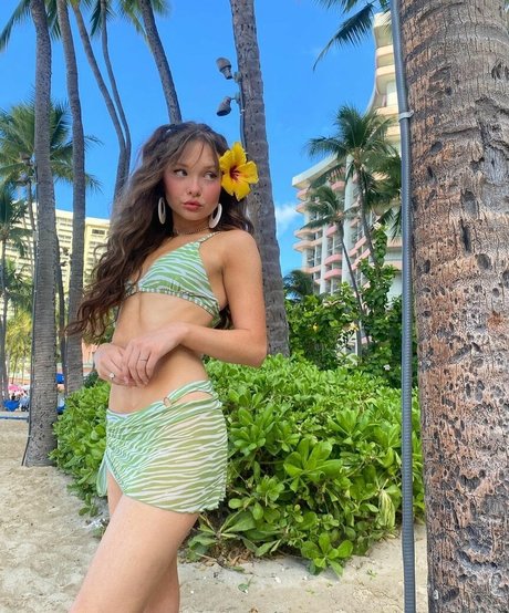 Zoe Colletti sexy galerien