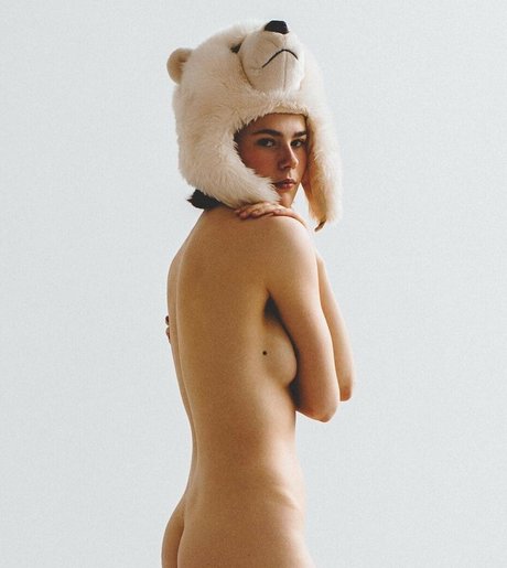 Tasya Key nackt akt bild