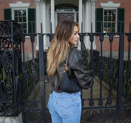 Angela Halili erotische nackte archiv