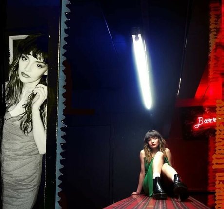 Lauren Mayberry sexy nette fotos