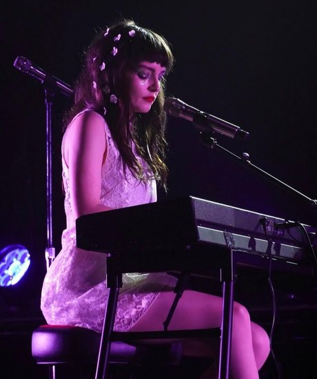 Lauren Mayberry erotische xxx bild