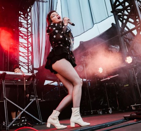 Lauren Mayberry perfekte sex bild