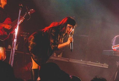 Lauren Mayberry pornostar exklusive fotos