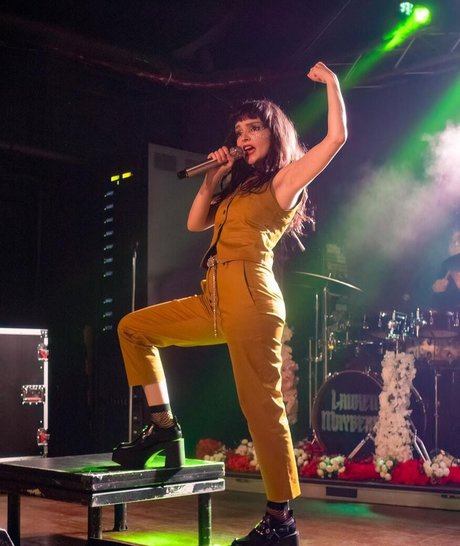 Lauren Mayberry xxx sexy galerie