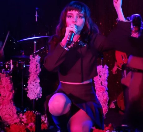 Lauren Mayberry erotische bild