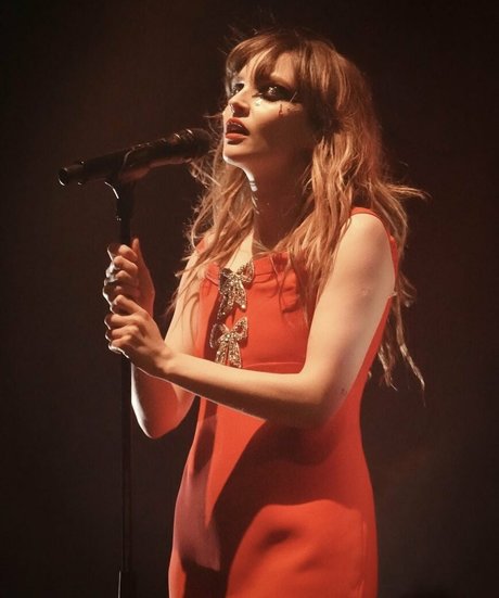 Lauren Mayberry heiße nackte bilder