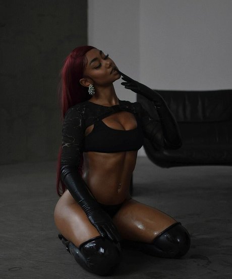 Elizabeth Anorue top sexy foto