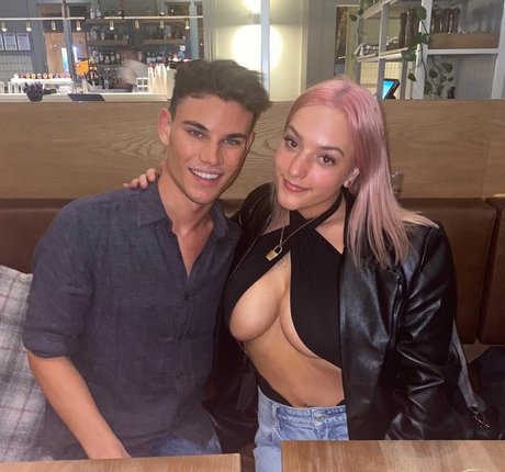 Alanna Pow schöne erwachsene fotos