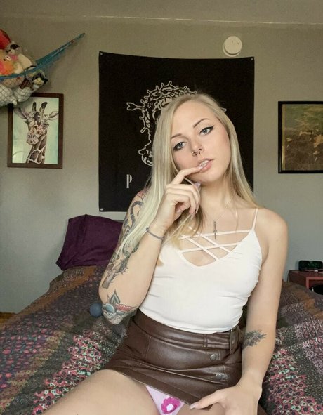 Alliekazam nackt kunst galerien