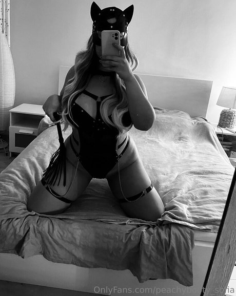 peachybooty sofia model hd foto